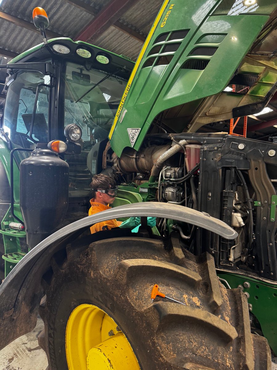 APAIRLtd's tweet photo. ❄️📕🧰 Bringing all the gear and plenty of #aircon know-how, Paul Hall was at #JohnPayneAgriMachinery last week to put one of their technicians through the #CityandGuilds course
🎓👏 Congrats to Theodore who passed the exam & gained his #Fgas certification
#mobileairconditioning https://t.co/xwGBI2ywhv