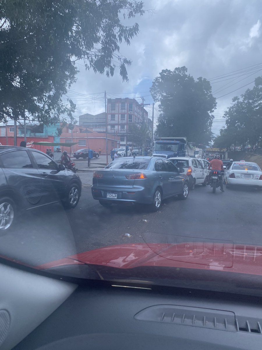Paoneedham's tweet photo. @amilcarmontejo uno viene en la Roosevelt y lo tira al reversible para zona 8 y uno se encuentra que está abierto para doble vía https://t.co/EPwEXfXirR