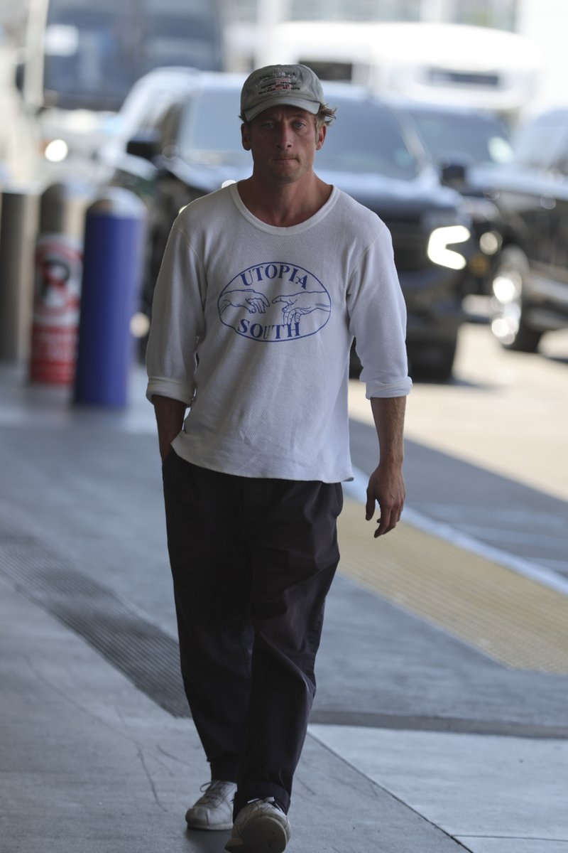 jeremyawphotos's tweet photo. Jeremy Allen White touching down at Los Angeles International Airport - August 5. https://t.co/1K4x5B8Iem