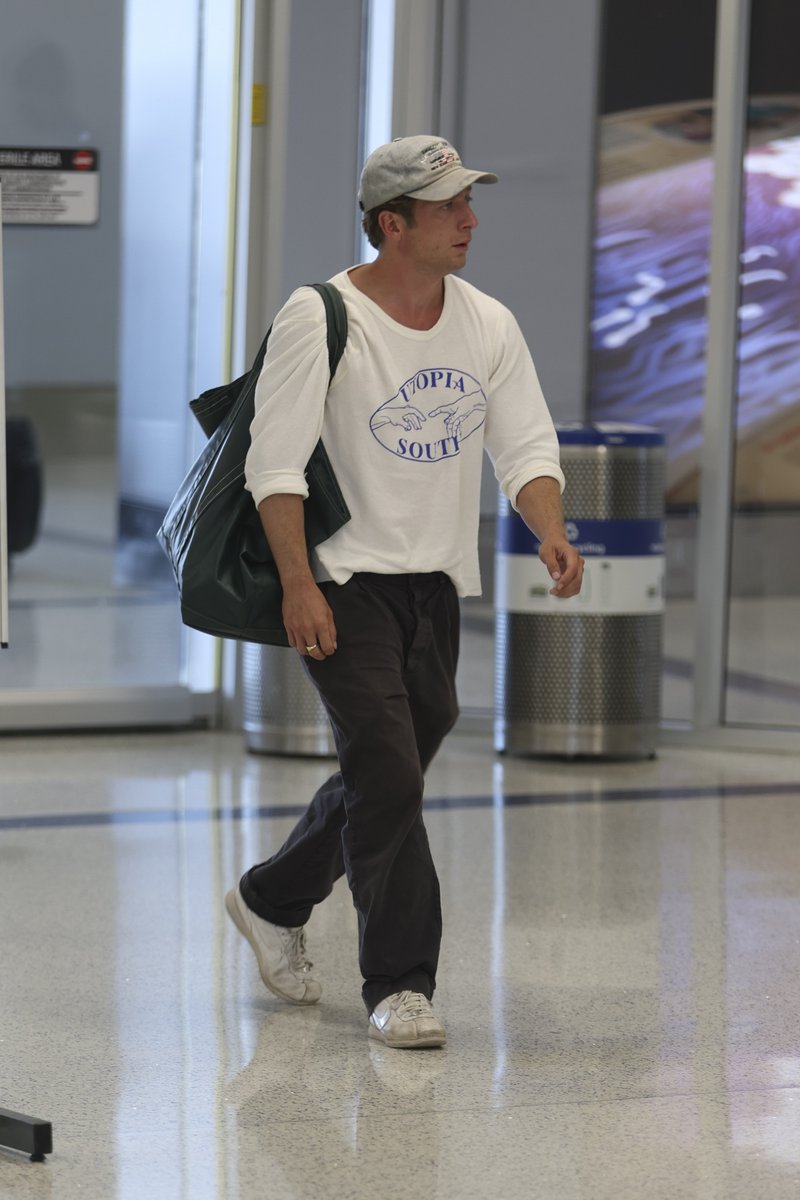 jeremyawphotos's tweet photo. Jeremy Allen White touching down at Los Angeles International Airport - August 5. https://t.co/1K4x5B8Iem