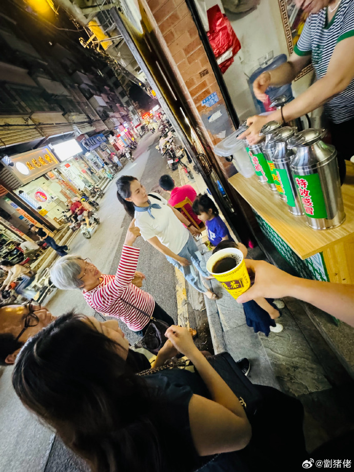 s50338346's tweet photo. Spent the whole evening stealing fries from my person’s plate u0026 getting distracted by their random smile. Best Tuesday ever ， https://t.co/euVPOsQ6Fl