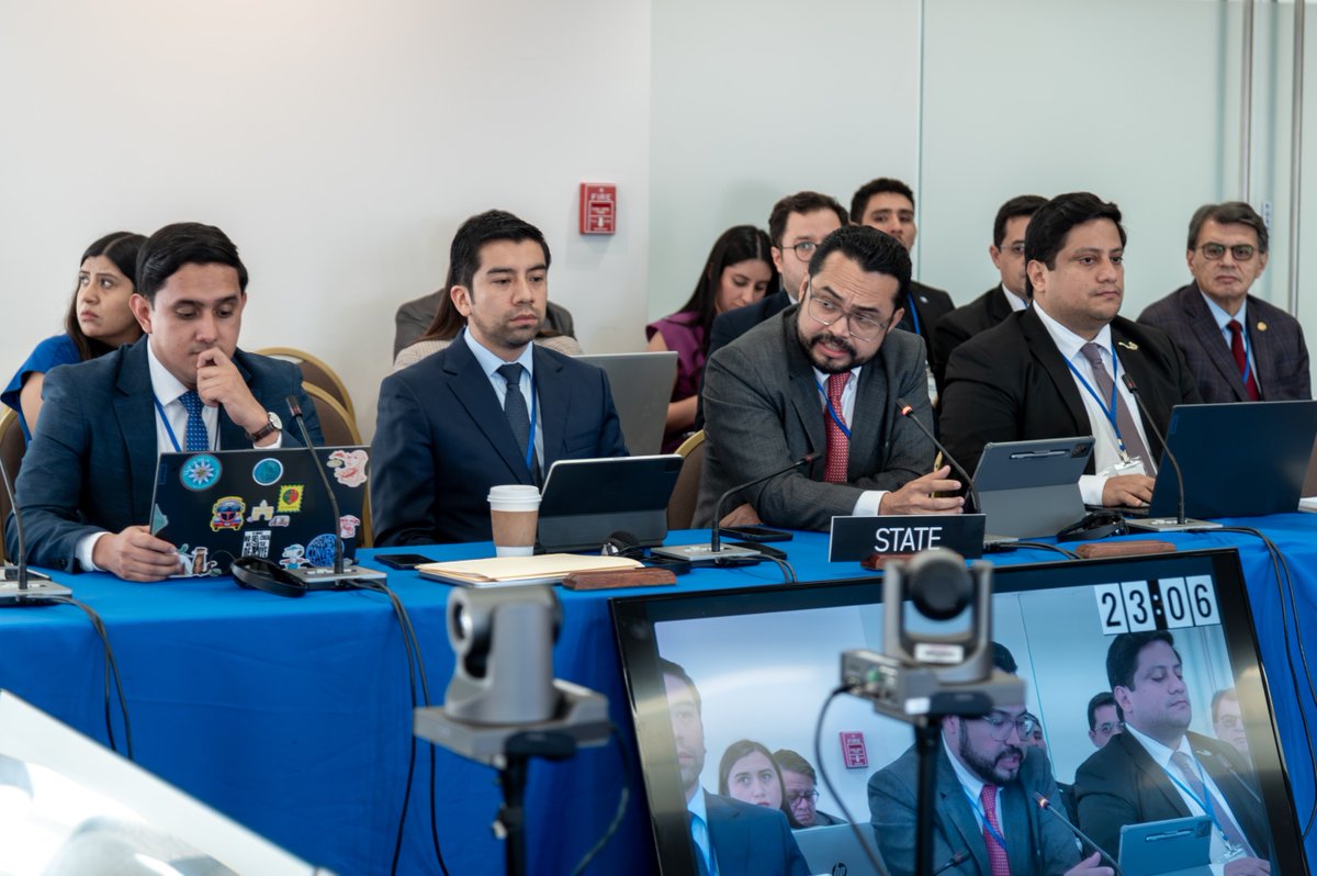 CIDH's tweet photo. #196PeríodoCIDH | #CIDHAudiencias | #Guatemala: Supervisión de #MedidasCautelares de personas defensoras y operadoras de justicia.

👉 Organizaciones, personas beneficiarias y sus representantes señalaron que persisten amenazas, hostigamientos, y deficiencias en los esquemas de seguridad en contextos de criminalización. Solicitaron mantener las medidas cautelares, investigar los hechos de riesgo, revisar las causas penales en su contra y garantizar el retorno seguro de quienes permanecen fuera del país.

👉 El Estado informó sobre la actualización de análisis de riesgo, la revisión de esquemas de protección y la coordinación con las personas beneficiarias. El Ministerio Público se refirió a la revisión de expedientes, reservas procesales e investigaciones por ataques y amenazas.

👉 La #CIDH señaló que la audiencia fue convocada de oficio para revisar 22 medidas cautelares vigentes que protegen a personas defensoras y operadoras de justicia en Guatemala. Recordó que el seguimiento de cada medida se mantiene de forma individual y afirmó que continuará monitoreando la situación de las personas beneficiarias.

Ve la audiencia aquí: https://t.co/dgwGjj6Hbv
#DerechosHumanos