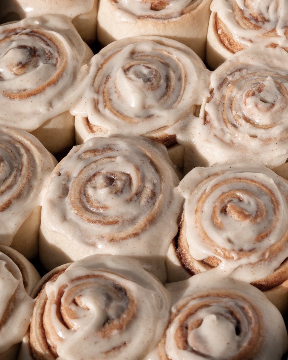 glirttery's tweet photo. tiramisu or cinnamon roll https://t.co/kSZEH02f2j