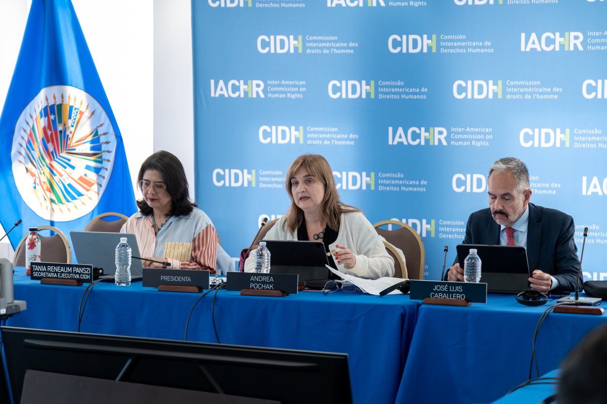 CIDH's tweet photo. #196PeríodoCIDH | #CIDHAudiencias | #Guatemala: Supervisión de #MedidasCautelares de personas defensoras y operadoras de justicia.

👉 Organizaciones, personas beneficiarias y sus representantes señalaron que persisten amenazas, hostigamientos, y deficiencias en los esquemas de seguridad en contextos de criminalización. Solicitaron mantener las medidas cautelares, investigar los hechos de riesgo, revisar las causas penales en su contra y garantizar el retorno seguro de quienes permanecen fuera del país.

👉 El Estado informó sobre la actualización de análisis de riesgo, la revisión de esquemas de protección y la coordinación con las personas beneficiarias. El Ministerio Público se refirió a la revisión de expedientes, reservas procesales e investigaciones por ataques y amenazas.

👉 La #CIDH señaló que la audiencia fue convocada de oficio para revisar 22 medidas cautelares vigentes que protegen a personas defensoras y operadoras de justicia en Guatemala. Recordó que el seguimiento de cada medida se mantiene de forma individual y afirmó que continuará monitoreando la situación de las personas beneficiarias.

Ve la audiencia aquí: https://t.co/dgwGjj6Hbv
#DerechosHumanos