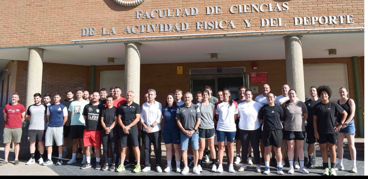 RafaBaenaG's tweet photo. Curso Entrenador Superior de Balonmano 26/27 🤾 📊#handballtrainer @RFEBalonmano @unileon https://t.co/dtFJ1K4cXY