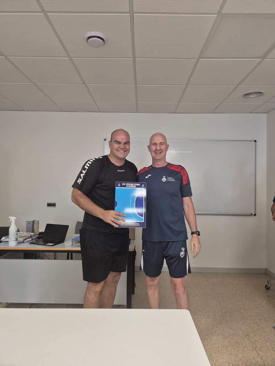 RafaBaenaG's tweet photo. Curso Entrenador Superior de Balonmano 26/27 🤾 📊#handballtrainer @RFEBalonmano @unileon https://t.co/dtFJ1K4cXY