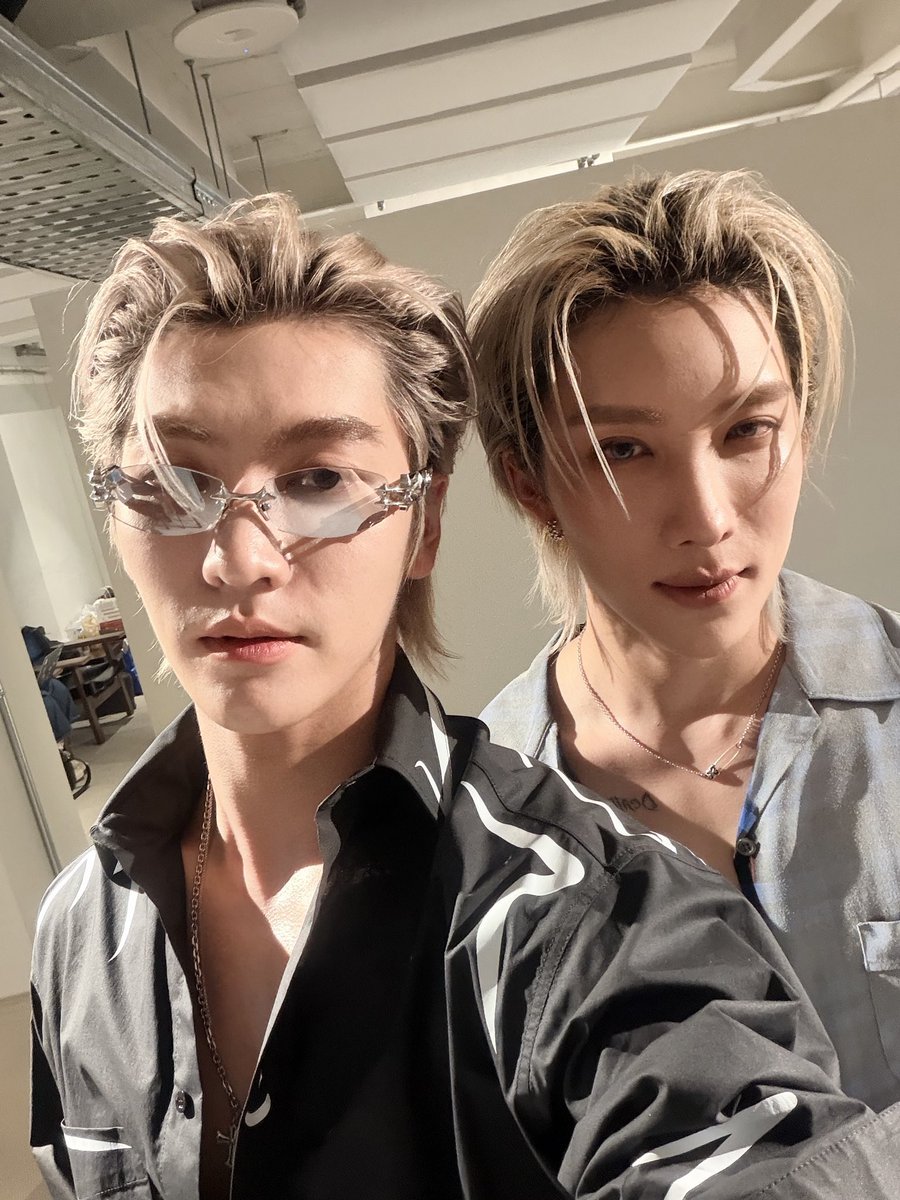 phibabiekana's tweet photo. its so satisfying seeing their faces today after so long, iirc its like their first event tgt after they both went blond too (exc boss’s bday con) and i’m glad that the boys have their own accs and labels to provide updates for us. love how noeuls holding his man in the video posted by his own label, what a flex 🙂‍↔️🙂‍↔️ cant wait for the two hour live tmrw!!!!