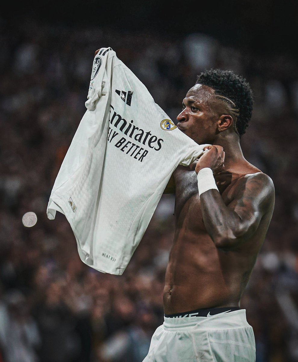 YasujiroOficial's tweet photo. Los madridistas que no querían pagarle más a Vinicius porque "nadie está por encima del club" criticando al club por no gastarse 10 millones de euros más para fichar a Rodri. Si es que te tienes que reír. https://t.co/9yzQYu761L