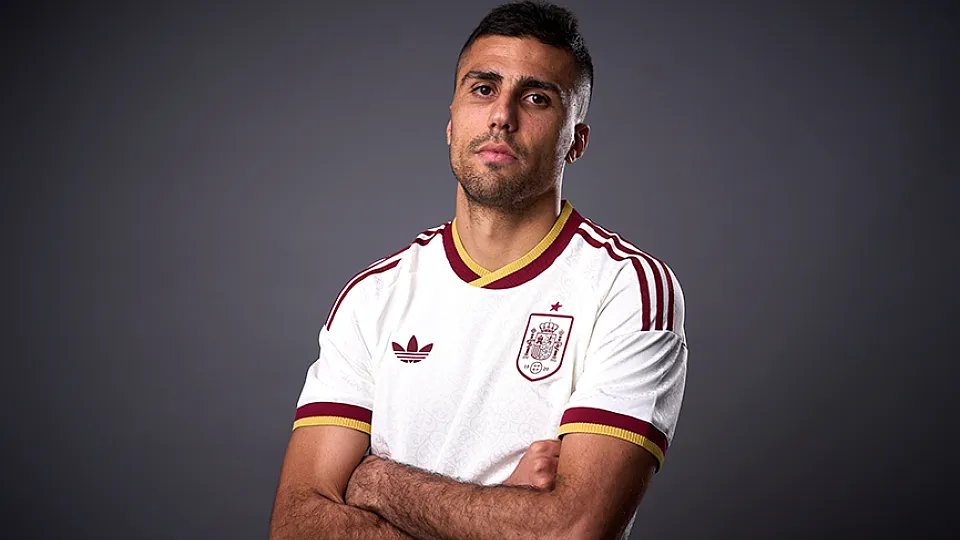 YasujiroOficial's tweet photo. Los madridistas que no querían pagarle más a Vinicius porque "nadie está por encima del club" criticando al club por no gastarse 10 millones de euros más para fichar a Rodri. Si es que te tienes que reír. https://t.co/9yzQYu761L