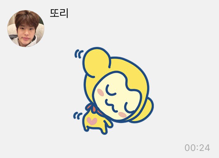 SoheeUpdates's tweet photo. 260807 | #SOHEE 💭 Update

[00:19 KST]

💂🏻: clock-clock-clocking off work
💂🏻: today i went to the flagship store in dosan
💂🏻: did you see it?
💂🏻: i went and even made a riize goggle badge
💂🏻: i’m gonna hang it on my padding ㅎㅎ
💂🏻: there were kids’ clothes hanging near the counter
💂🏻: when i saw them, i wanted to buy one for my nephew
💂🏻: but i didn’t know how much he’s grown, so i ended up not getting anything ㅋㅋㅋ
💂🏻: i’ll definitely get him a gift next time
💂🏻: you want me to get you one, @@? 
💂🏻: i’m c.p.’s son, you know
💂🏻: what couldn’t i do
💂🏻: i’m kidding
💂🏻: *sticker*

#또리얘또왔다 #SOHEE #소희 #ソヒ
