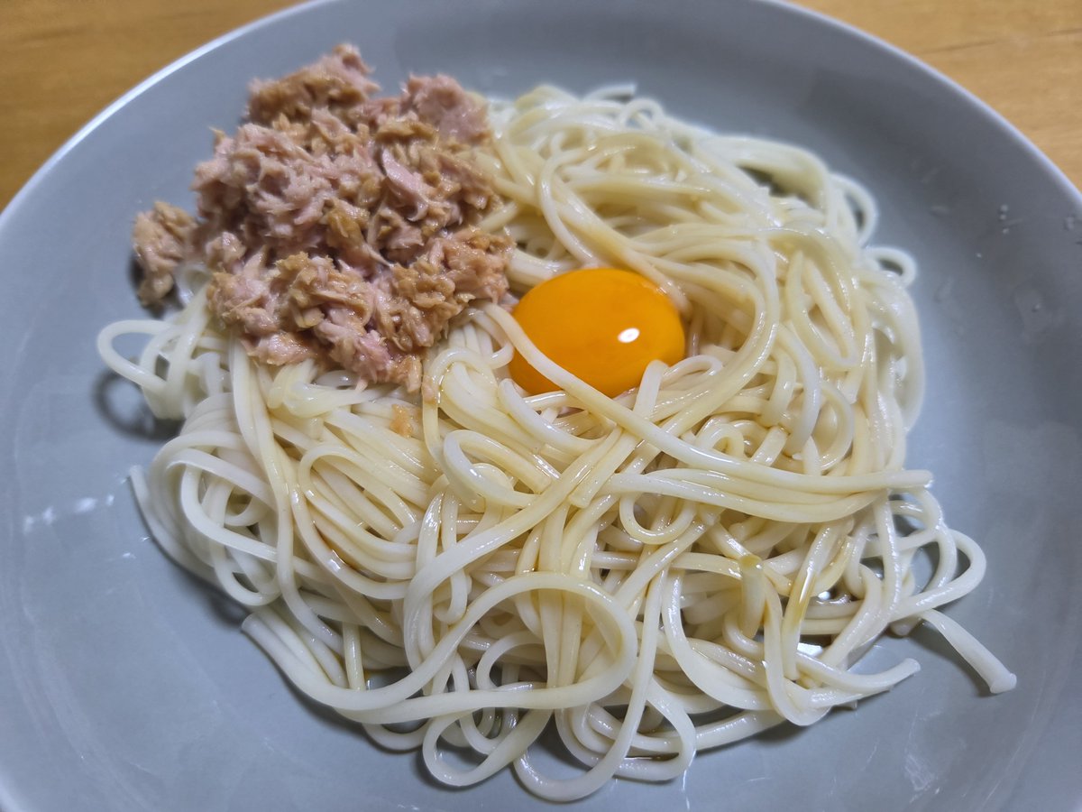 hisashi830258's tweet photo. 今日もこんな時間に食べてる。

夕飯の時に、長男にもう少し食べなきゃじゃない？と言われて、食べる様にはしてるんだけど。 https://t.co/n7llhQRu7Q