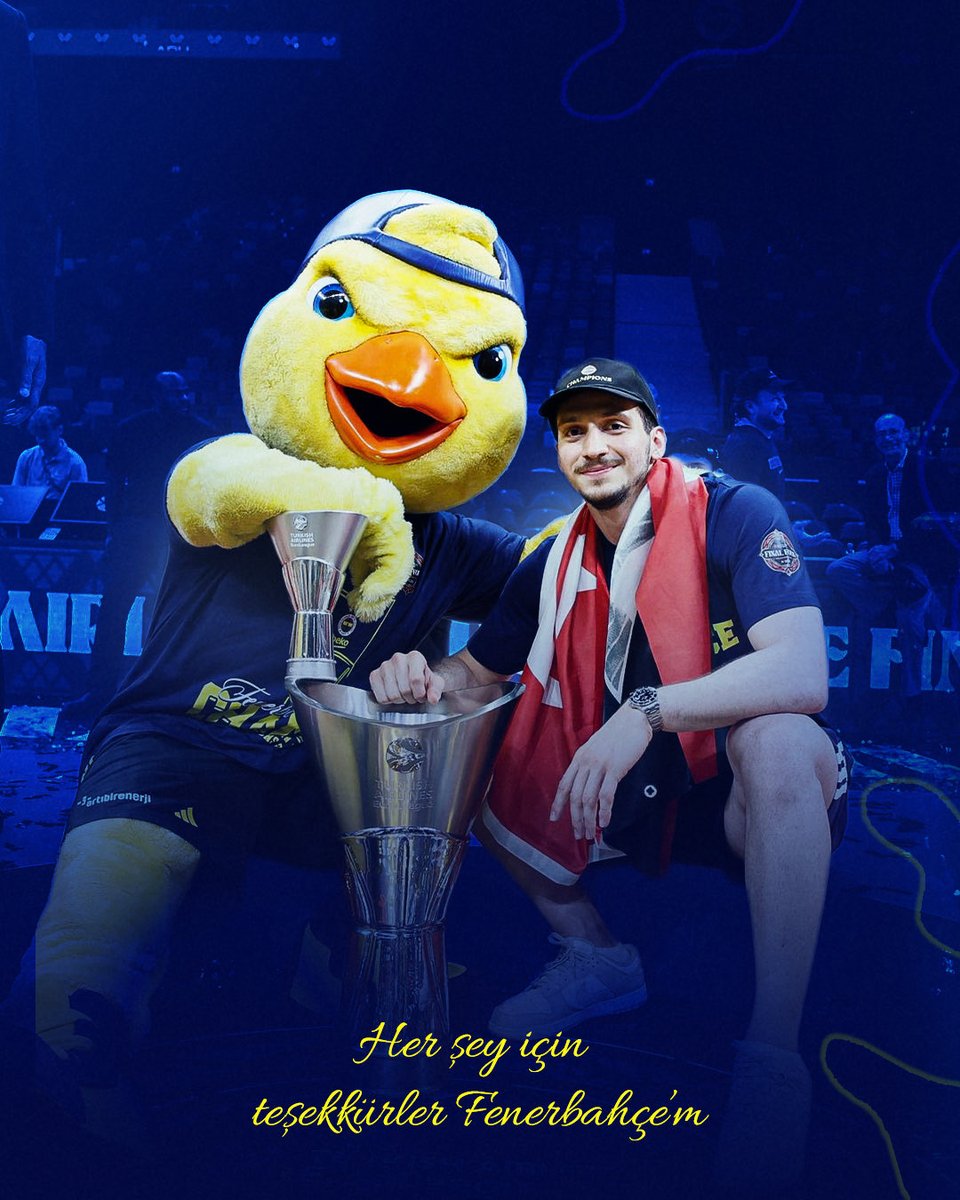 emreeksioglu53's tweet photo. Ben Fenerbahçeli doğdum.
Ufak yaşlardan beri tribünlerinde maç izleyerek başladığım, küçücük bir çocukken spor okulundan içeri girdiğim sonrasında altyapısında devam ettiğim ve 10 yılı aşkın zamandır bu armaya kulüp çatısı altında hizmet ettiğim sarı-lacivert bir ömür benim için... Son 3 yıldır da gururla A takımda terlettiğim bu forma, benim için çocukluk hayalimin gerçeğe dönüşmüş haliydi.

Bu forma benim için hiçbir zaman sadece bir spor kariyeri olmadı. Büyüdüğüm, öğrendiğim, olgunlaştığım ve hayatımın en değerli anılarını biriktirdiğim yer oldu.

Doğduğum günden beri kalbimde taşıdığım bu sevgiyle; tribünden parkeye uzanan bu yolculuk hayatımın en büyük gururu olarak kalacak. Birlikte kazandığımız kupalar, yaşadığımız unutulmaz anlar ve kurduğumuz bağ ömür boyu benimle olacak.

Şimdi kariyerimde yeni bir sayfa açma zamanı. Altyapısından yetiştiğim bu yuvadan şimdilik ayrılıyorum; ancak ileride daha büyük hedeflerle, belki de günün birinde yeniden dönmek üzere…

Bana Fenerbahçeliliği öğreten, bu yolda her koşulda arkamda duran aileme sonsuz teşekkür ederim. Onların sevgisi ve desteği olmasaydı bu hayali yaşayamazdım.

Ayrıca altyapıdan A Takıma kadar üzerimde emeği olan tüm antrenörlerime, takım arkadaşlarıma, kulüp çalışanlarına, yöneticilerime ve her şartta yanımızda olan büyük Fenerbahçe taraftarına sonsuz teşekkür ediyorum.

Burası benim evim. Dün de öyleydi, bugün de öyle, yarın da öyle kalacak.

Her zaman en büyük destekçilerinizden biri olacağım.

Her şey için teşekkürler Fenerbahçe ailesi.

İyi ki varsınız. 💛💙
