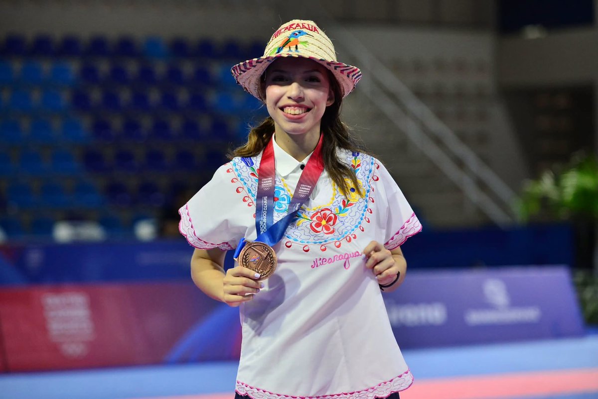 adiarionic's tweet photo. 🥋🇳🇮 La destacada #karateca nicaragüense Joysi Tinoco ganó la tercera #medalla de bronce para #Nicaragua en los Juegos Centroamericanos y del Caribe 2026, tras subir al podio en la categoría de kumite femenino -50 kg. 🥉👏 https://t.co/qv79homY4B
