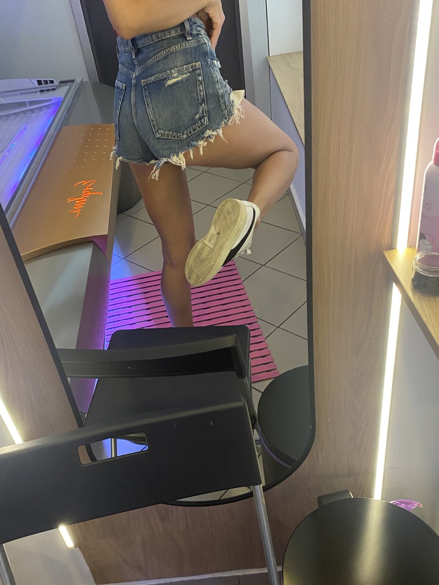 GoddessSaras's tweet photo. Który frajer wyczyści brudną podeszwę ? Findom femdom Goddess bogini blik bankomat uległy feet foot https://t.co/zlmGyLQeci