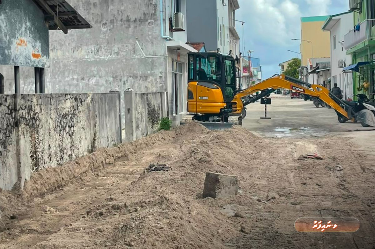 rdcmaldives's tweet photo. ޕަބްލިކް ސެކްޓަރ އިންވެސްޓްމަންޓް ޕްރޮގްރާމްގެ ދަށުން، ޅ. ނައިފަރުގެ މަގުތައް ޒަމާނީ ފެންވަރަށް ތަރައްޤީ ކުރުމުގެ މަޝްރޫއުގެ ތެރެއިން، ޓިއުލިޕް ހިނގުމުގައި ކާރބް ސްޓޯން ޖެހުމުގެ މަސައްކަތް ދަނީ ކުރަމުން.
#TeamRDC https://t.co/kVhptkAq2n