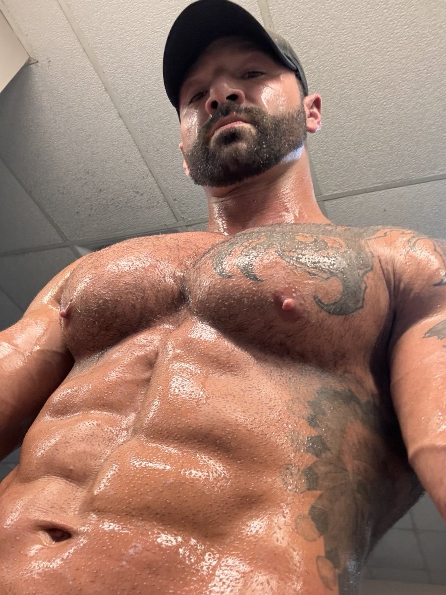 alphamuscle_x's tweet photo. Grind doesn't stop. Fuck being sick, let's get big https://t.co/kGNcE9YwRs