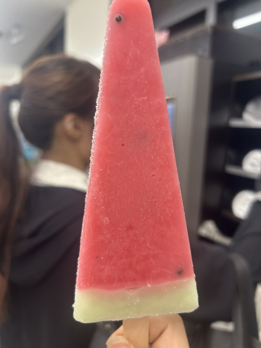himari_melty's tweet photo. もう0時まわってしまったからライブはもう明日(՞ ◜. ̫.◝՞)✨
今日はデビュー前最後のレッスンでした♪*ﾟ
絶対に良かったと言わせられるライブを作り上げたい⟡.꙳ふぉ

レッスン終わりにきーちゃんが大きいスイカバー買ってくれた│  ̂⩊፟ ̂𐅀♡仲良し最年長＆最年少
コンビだよーー🍉🩵💜 https://t.co/XPb4QXT4TE