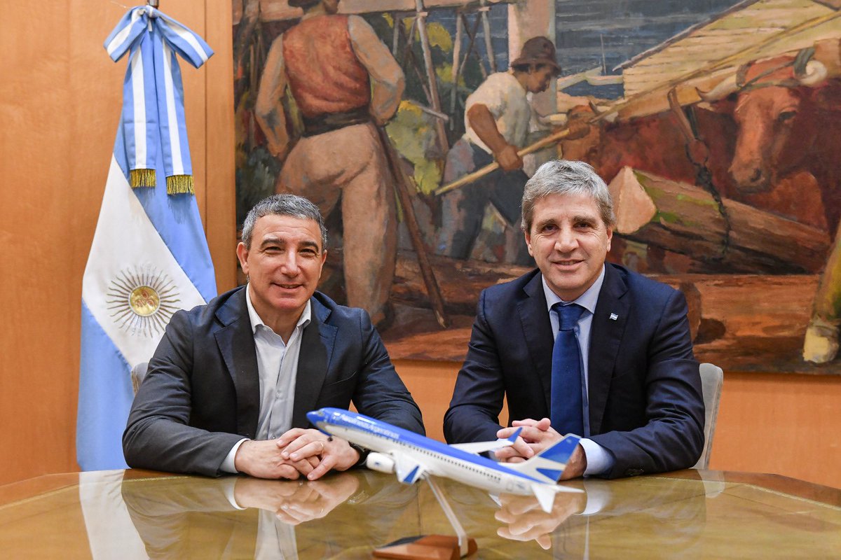 LuisCaputoAR's tweet photo. IMPORTANTE 👇🏻

Aerolíneas Argentinas vuelve a registrar patrimonio neto positivo después de más de una década y, por primera vez en su historia, pagará Impuesto a las Ganancias.

En 2025 obtuvo una ganancia neta de $238.000 millones, un superávit operativo (EBIT) de USD 120,6 millones y, por segundo año consecutivo, cerró con resultado positivo. Además, no requirió aportes del Tesoro, algo que no ocurría desde que el Estado tomo control de la mayoría accionaria. 
Entre 2008 y 2023, Aerolíneas recibió más de USD 8.000 millones en transferencias del Estado. Hoy deja de ser una carga para los contribuyentes y vuelve a generar valor.
Este es el camino: equilibrio fiscal, eficiencia en la gestión y un Estado que cuide los recursos de los argentinos.

Gracias a Fabián Lombardo y a todo su equipo por este gran trabajo!