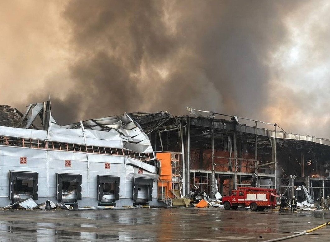 MarioNawfal's tweet photo. 🇷🇺🇺🇦 Russia spent July gutting the warehouses that keep Ukraine stocked.

Since the start of the month, strikes have wiped out over 400,000 square meters of warehouse and logistics space. 

The hit list reads like a receipt from daily life: Rozetka, Epicentr, Nova Poshta, Novus, Fozzy Group, Puma, Liqui Moly, and Toyota Ukraine.

Zoom out and it's worse. The Kyiv region has lost more than 1 million square meters since the full-scale invasion, roughly half of what it had before the war.

This is the quiet part of the war. Parcels, groceries, car parts, and construction supplies all move through these hubs, and every strike thins out what's left to keep goods flowing to millions of people.

Source: Forbes Ukraine / Writer: Daniyal