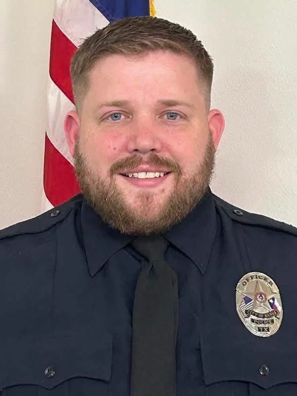 CarlosHidalgoo's tweet photo. 🚨 Chad Eberle, el gringo y ex policía que asesinó a una familia en #Saltillo, México 🇲🇽 y secuestró a su hijo, para huir a la frontera, extrañamente no ha generando mucha información en #EstadosUnidos, que raro. 

Usó un arma calibre 45  con silenciador, y de 10 tiros ultimó a sus suegros y a la hermana de la mamá de su hijo. Con disparos directos a la cabeza y cuerpo. 

¿Aaah pero se imaginan si fuera al revés? Un mexicano asesinando a una familia estadounidense completa en 🇺🇸?

El gringo fue detenido cuando intentaba cruzar la frontera en #PiedrasNegras con su hijo y la carpeta de investigación contempla dos feminicidios, un homicidio, la tentativa de feminicidio en agravio de Litzy la mamá de su hijo, quien permanece hospitalizada, además de la sustracción de un menor, hijo del propio imputado.

Anoche fue ingresado al Penal de #Saltillo