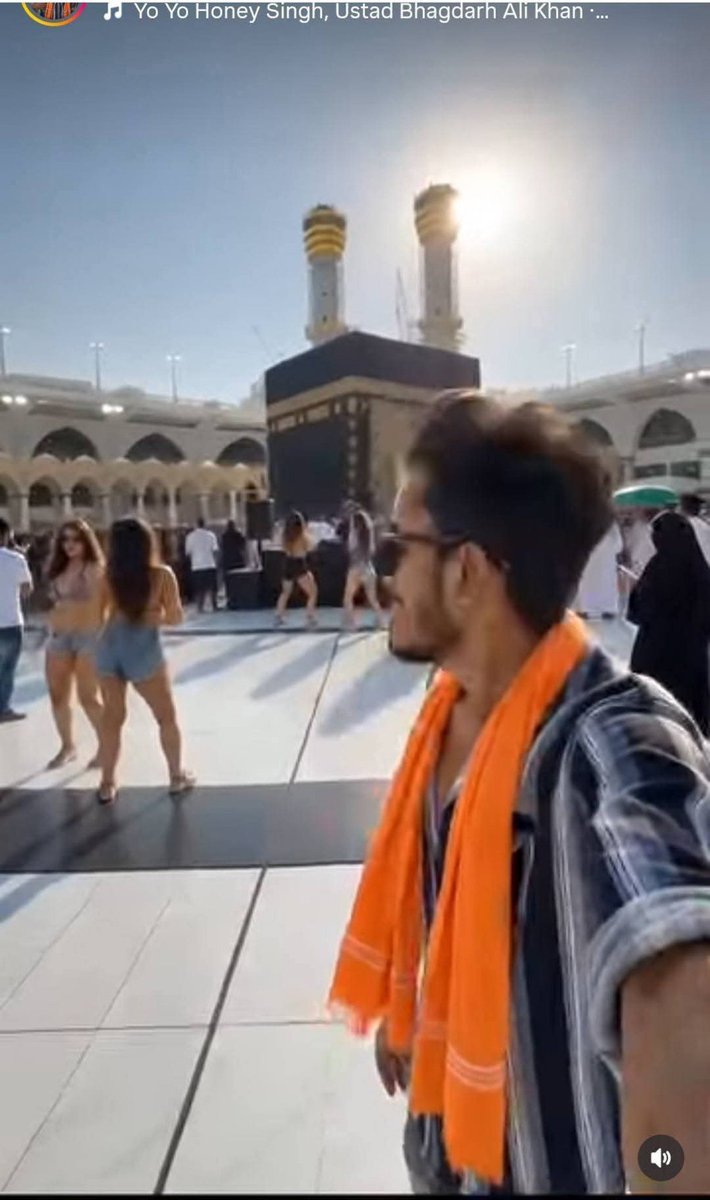MuslimVoiceCell's tweet photo. 📍बिहार

रोहित कुमार (Instagram: (Rohitsuperstar_09) लगातार खाना काबा (काबा शरीफ़), जो दुनिया भर के मुसलमानों के लिए सबसे मुकद्दस जगह है और जहां हर साल लाखों मुसलमान हज व उमराह के लिए जाते हैं, उससे जुड़ा कथित आपत्तिजनक कंटेंट साझा कर रहा है।

इस मामले की शिकायत Muslim Voice Cell पहले भी कर चुका है, लेकिन आरोपी के खिलाफ कार्रवाई होने के बजाय पटना पुलिस ने X के माध्यम से हमें कानूनी नोटिस भेजा था, जिसमें हमारा नाम, पता, मोबाइल नंबर और ईमेल जैसी जानकारी मांगी गई थी। जबकि पुलिस को आरोपी की पहचान कर उसके खिलाफ कार्रवाई करनी चाहिए थी।

अगर उसी समय कार्रवाई हुई होती, तो शायद आज यह सिलसिला दोबारा देखने को न मिलता।