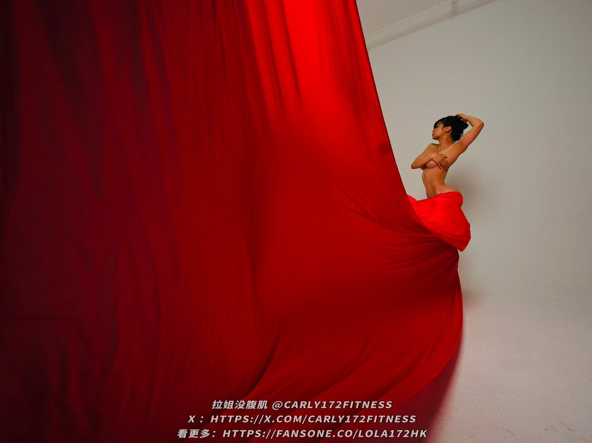 Carly172Fitness's tweet photo. 红布遮住了曲线
却藏不住欲望 https://t.co/vePmwyk21Q