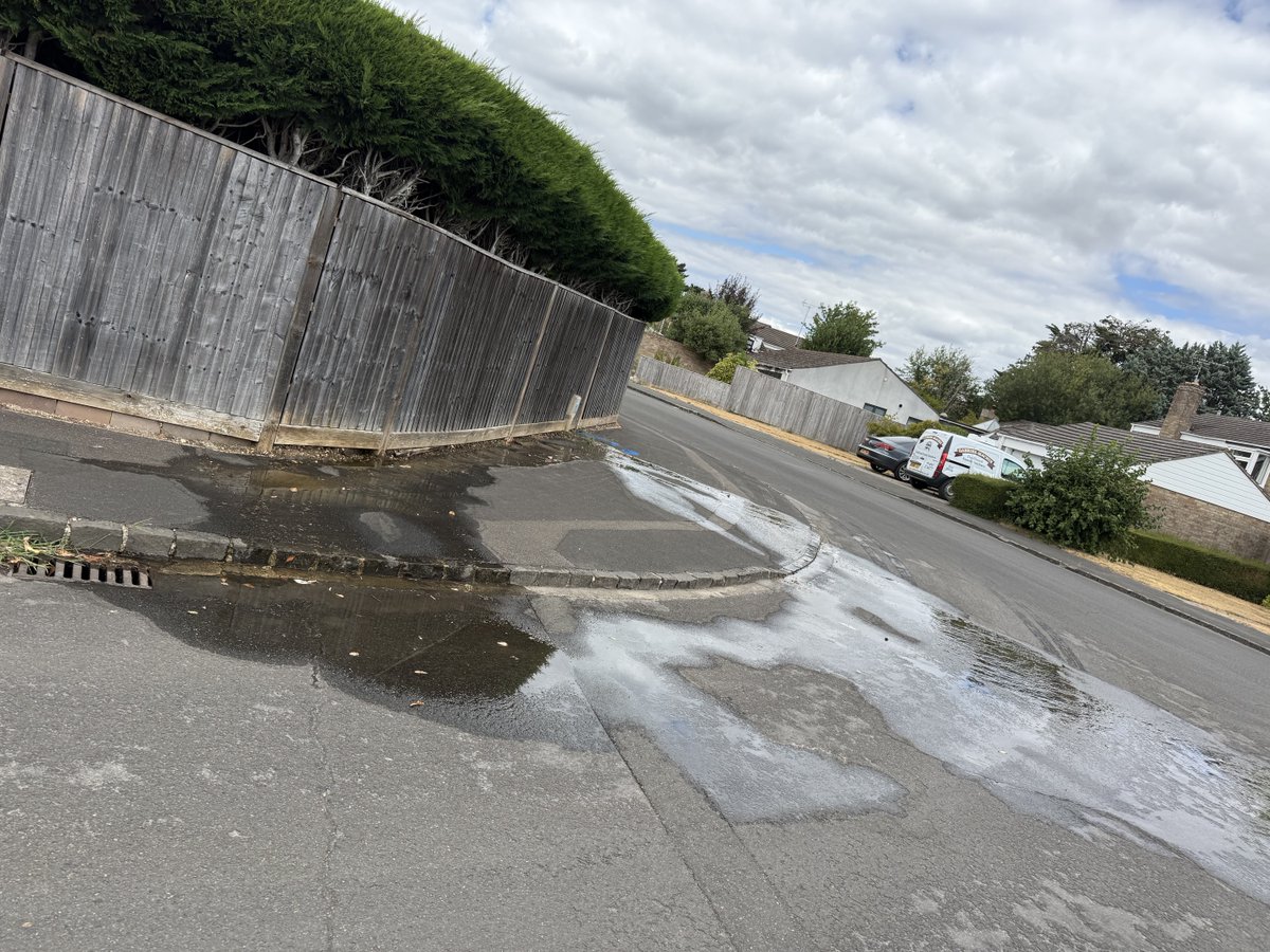 DailyDOOH's tweet photo. If anyone affected by the hose pipe ban in #HenleyShire wants free water please come round to my house, my @thameswater leak outside has plenty for  everyone !! https://t.co/gg1yxD7G2z