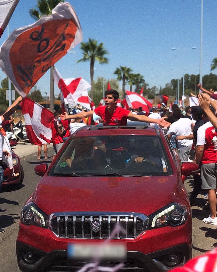 qbtnervion75's tweet photo. Que seas muy feliz Juanlu querido. Como tu amigo Jesús o Don José Antonio Reyes, te vas en una situación complicada del club para darle alas. Ojalá como hicieron ellos, algún día vuelvas y levantes plata en tu Sevilla. Gracias 🔴⚪️ https://t.co/FbYImQzCmG