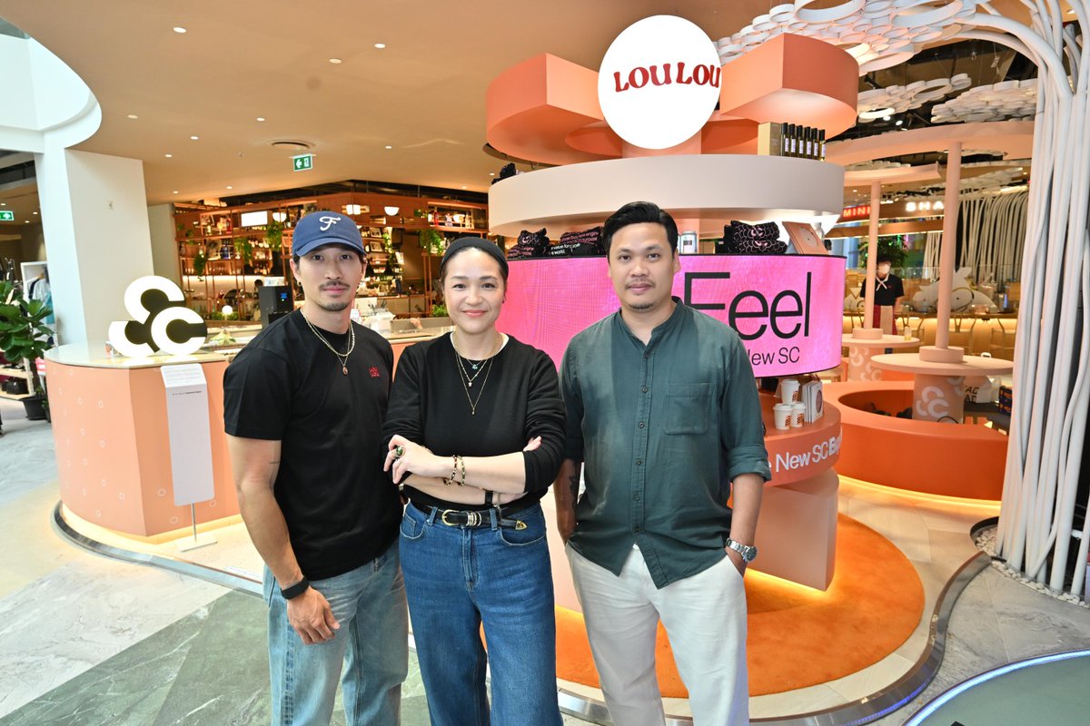 FemNewsTH's tweet photo. SC ชวน ‘เฟย-ภัทร’ ยก LouLou.BKK เสิร์ฟความอร่อยกลางพารากอน ที่ The New SC Experience Space พร้อมเปิด 3 เมนูเอ็กซ์คลูซีฟ ร่วมกับเชฟเตย MasterChef
#SC #SCisQuality #SCแบรนด์บ้านเดี่ยวอันดับ1 #TheNewSC #FeelTheNewSC #TheNewSCExperienceSpace #LouLouBKK
เพิ่มเติม: https://t.co/WhxGznyoLX
เรียกว่าเป็นอีกหนึ่งโปรเจกต์ที่แฟน ๆ และสายคาเฟ่ต้องไม่พลาด เมื่อ SC ชวน ‘เฟย-ภัทร เอกแสงกุล’ นักแสดงหนุ่มหล่อสายลุย และหนึ่งในหุ้นส่วนร้าน LouLou.BKK ยกร้านคาเฟ่รักษ์โลกสุดฮอต ปัดหมุดเสิร์ฟความอร่อยกลางพารากอน ต่อยอดแนวคิด Feel the New SC พร้อมชวนให้ทุกคนได้มาสัมผัสแบรนด์ผ่านทุกประสาทสัมผัสกับอาหารและเครื่องดื่มรสเลิศ พร้อมเปิดตัวเมนูเบเกอรี่เอ็กซ์คลูซีฟ 3 เมนู ที่รังสรรค์ร่วมกับ ‘เชฟเตย-สหรัฐ แตงไทย’ แชมป์คนแรกของ MasterChef The Professionals Thailand ณ The New SC Experience Space ชั้น 5 โซน Nextopia สยามพารากอน
โปรเจกต์ครั้งนี้เป็นการนำเสนอมิติใหม่ของ The New SC Experience Space ภายใต้แนวคิด Feel the New SC ที่ผสานงานดีไซน์ ศิลปะ กลิ่น เสียง และรสชาติไว้ในพื้นที่เดียว โดย LouLou.BKK เข้ามาเติมเต็มประสบการณ์ด้านอาหารและเครื่องดื่มให้สมบูรณ์ยิ่งขึ้น โดยมีการคิด 3 เมนูสุดเอ็กซ์คลูซีฟร่วมกับ ‘เชฟเตย-สหรัฐ แตงไทย’ แชมป์คนแรกของ MasterChef The Professionals Thailand ได้แก่ Truffle Raspberry Cake, Pistachio Caramel Banana Cake และ Orange Carrot Cake พร้อมชวนทุกคนมานั่งพัก ใช้เวลา และสัมผัสบรรยากาศในสไตล์ของร้าน
เฟย - ภัทร เอกแสงกุล นักแสดงหนุ่มหล่อสายลุย และหนึ่งในหุ้นส่วนร้าน LouLou.BKK กล่าวว่า รู้สึกดีใจที่ LouLou.BKK ได้เป็นส่วนหนึ่งของพื้นที่แห่งนี้ เพราะมีแนวคิดในการสร้างประสบการณ์ดี ๆ ให้กับผู้คนเหมือนกัน จึงได้ร่วมกับ เชฟเตย-สหรัฐ แตงไทย พัฒนาเมนูพิเศษขึ้นสำหรับ The New SC Experience Space โดยเฉพาะ
“ผมรู้สึกว่าเวลาเราไปในที่ที่บรรยากาศดี ๆ แล้วมีของอร่อยกิน มันทำให้วันนั้นเป็นวันที่พิเศษขึ้นได้จริง ๆ และตัวผมเองอยากให้ทุกคนได้มาลอง 3 เมนูพิเศษที่เราตั้งใจทำขึ้นเพื่อที่นี่โดยเฉพาะ หวังว่าจะเป็นอีกหนึ่งประสบการณ์ดี ๆ ที่ทำให้ทุกคนได้สนุกกับการมาเช็กอินครับ”
สำหรับพื้นที่ The New SC Experience Space เป็นการต่อยอดจากมหกรรม Feel the New SC มหกรรมสัมผัสประสบการณ์แบรนด์ที่จัดขึ้น ณ ลานพาร์ค พารากอน เมื่อเดือน พ.ค.ที่ผ่านมา มุ่งเน้นการถ่ายทอดตัวตนใหม่ของ SC ผ่านประสบการณ์ที่จับต้องได้ โดยทุกองค์ประกอบภายในพื้นที่ได้รับการออกแบบให้ทำงานร่วมกันอย่างกลมกลืน ทั้งกลิ่นประจำแบรนด์จาก The O.B.A. ประสบการณ์ด้านเสียงแบบ Immersive จาก Montonn Jira เมนูขนม Signature จาก De La Lita การออกแบบยูนิฟอร์มโดย Fah Chak รวมถึงโซน SC Morning Walk ที่จำลองบรรยากาศการเดินเล่นยามเช้าในหมู่บ้าน ก่อนจะต่อยอดด้วยการต้อนรับ LouLou.BKK เข้ามาเติมเต็มประสบการณ์ด้านอาหารและเครื่องดื่มให้สมบูรณ์ยิ่งขึ้น
สำหรับผู้ที่สนใจอยากลิ้มลองเมนูสุดพิเศษ และสัมผัสตัวตนใหม่ของ SC ผ่าน The New SC Experience Space ได้ที่ ชั้น 5F โซน Nextopia ศูนย์การค้าสยามพารากอน ซึ่งรวบรวมประสบการณ์ด้านงานออกแบบ ศิลปะ กลิ่น เสียง และรสชาติไว้ในพื้นที่เดียว โดย LouLou.BKK จะเปิดให้บริการภายในพื้นที่เป็นระยะเวลา 1 ซีซั่น จนถึงประมาณเดือนพฤศจิกายนนี้