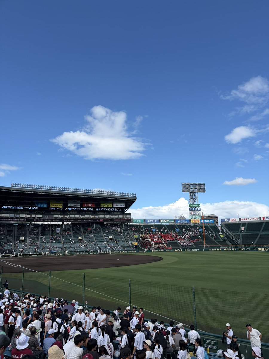 miyu__052bb's tweet photo. 9年前にこのグラウンドにいた選手たちと一緒に観戦できたこと、とても感慨深くて幸せでした🥹選手の皆さん、本当にお疲れ様でした。感動でした⚾️🎀
たくさん写真は撮れたけれど投稿しちゃいけないらしいので東筑追っかけJKから東筑追っかけオバサンになった私を載せときます🤣甲子園はやっぱり最高🫶 https://t.co/ee1a5kdxdH