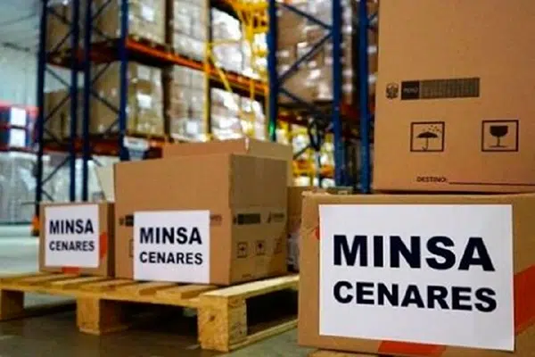 PabloMoreyraAlm's tweet photo. El ministro de Salud Luis Dyer visitó el almacén de Cenares en Punta Hermosa y encontró 56 millones de jeringas retráctiles compradas en 2022 por casi S/ 49 millones, que hoy ocupan el 36% del almacén y ya no se usan. También pruebas Covid vencidas por unos S/ 10 millones, que siguen ahí pese a una resolución de 2024 que autorizó destruirlas.
 
Va a pedir que intervenga la Contraloría, y está bien que lo haga.
 
Pero conviene separar dos cosas. Una es cómo se compró. Otra, más incómoda, es que esto se haya descubierto en una visita.
 
Un almacén que ocupa un tercio de su capacidad con inventario obsoleto durante cuatro años no es un hallazgo: es un indicador que nadie estaba mirando. La rotación de stock, la fecha de vencimiento y el costo de almacenamiento son datos que Cenares ya tiene registrados. Lo que no existe es el reporte que los convierte en una alerta y la obliga a subir.
 
Y el caso de las pruebas vencidas es todavía más elocuente. El Estado detectó el problema, emitió la resolución que autoriza resolverlo, y dos años después el producto sigue ocupando espacio. Autorizar no es ejecutar.
 
Por eso la respuesta útil no puede terminar en la auditoría de esa compra. Debería incluir un tablero de gestión de inventarios con alertas automáticas por vencimiento y por rotación nula, visible para el ministro sin necesidad de ir a Punta Hermosa a verlo.
 
Lo que no se mide de forma rutinaria solo aparece cuando alguien se da el trabajo de ir a mirar.

@Minsa_Peru @ope_peru