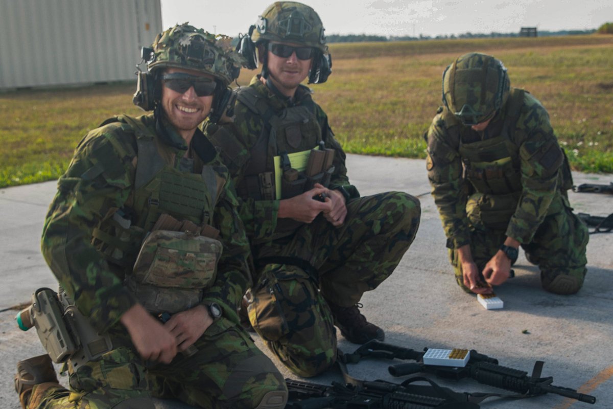 ArmadaCR's tweet photo. Vezeme zlato i stříbro z prestižní střelecké soutěže v Americe 🇺🇸🇨🇿

Osm našich vojáků z Jindřichova Hradce a Přáslavic změřilo síly s nejlepšími střelci na soutěži pořádané Národní gardou státu Nebraska.

Naši vojáci vybojovali zlato i stříbro ve střelbě z pistole, zlato ve střelbě z pušky a uspěli také v kombinovaném hodnocení. Tým 44. praporu navíc ovládl celkové pořadí soutěže a vojáci 72. praporu obsadili druhé místo.

Rotný P. J. se stal nejlepším střelcem celé soutěže. Spolu s dalšími třemi českými vojáky se zařadil mezi deset nejlepších střelců a všech osm našich reprezentantů splnilo podmínky pro získání nejvyšší střelecké kvalifikace Expert: puška a pistole.

Gratulujeme a děkujeme za skvělou reprezentaci Armády České republiky i celé naší země. 🫡