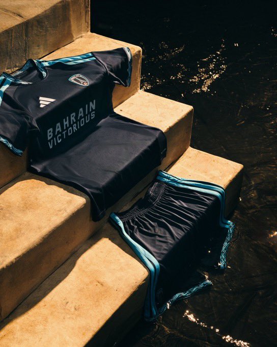 Kulturlesite_'s tweet photo. 📸 INCROYABLE 

Le célèbre FIFOU a shooté le nouveau maillot du PARIS FC !! 

Point faible : beaucoup trop fort 🔥 https://t.co/y10FPY3DDk