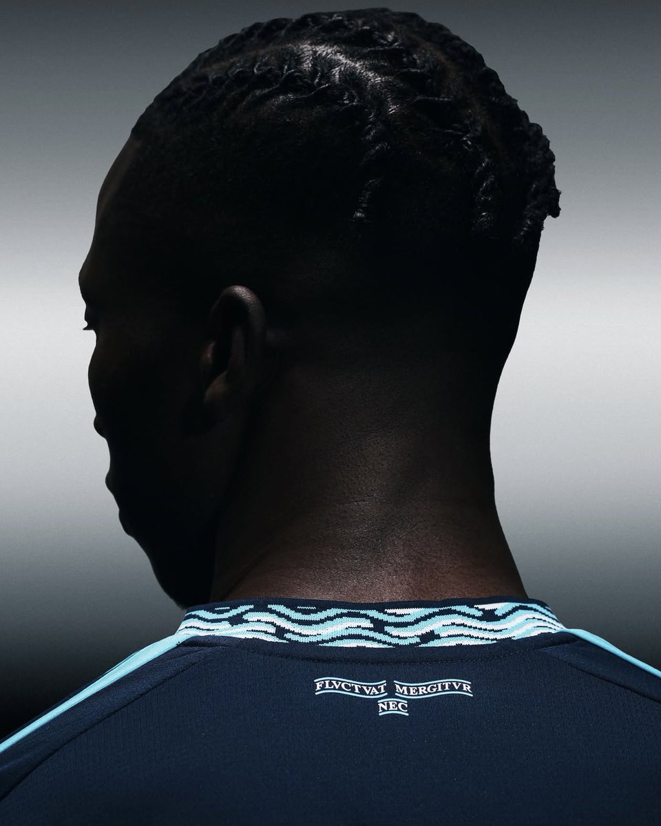 Kulturlesite_'s tweet photo. 📸 INCROYABLE 

Le célèbre FIFOU a shooté le nouveau maillot du PARIS FC !! 

Point faible : beaucoup trop fort 🔥 https://t.co/y10FPY3DDk