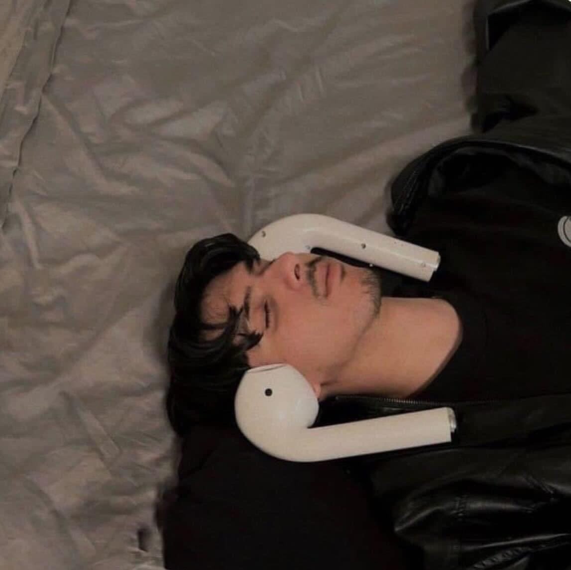 Luvidk21_'s tweet photo. me listening to the same song i've already heard 20 times today https://t.co/0uck2WyY2M