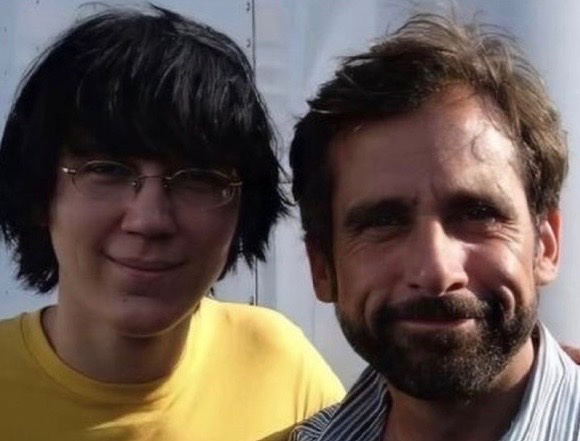 historyinmemes's tweet photo. Little Miss Sunshine was inspired by Arnold Schwarzenegger’s quote, “If there’s one thing I hate, it’s losers,” which motivated writer Michael Arndt to create a story where every main character challenges the very idea of what it means to be a loser.

Screenwriter Michael Arndt created Little Miss Sunshine as a direct response to the win-or-lose mentality he encountered in a speech by Arnold Schwarzenegger. Rather than embracing the idea that success is measured only through victory, the film questions the pressure society places on people to constantly prove themselves.

The story follows the Hoover family, a group of unconventional outsiders who are viewed as failures by traditional standards. Through their chaotic road trip to a child beauty pageant, Arndt explores how chasing narrow definitions of success can come at the expense of love, connection, and self-acceptance.

In the end, the family discovers a different kind of victory through loyalty, acceptance, and unconditional support for one another—showing that those labeled as “losers” by the world can still achieve the most meaningful kind of success.