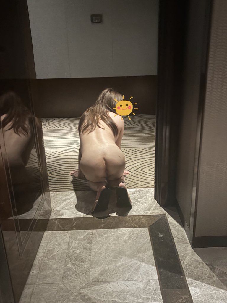 shock1950684's tweet photo. 这次穿的裙子特别有意思，很短，弯腰就能露出屁股，然后下摆是透明纱，正常情况下屁股也会若隐若现，已经发现很多人在偷偷瞥了，最后也在酒店的走廊小小露出了一下 https://t.co/Ia8PP8SwZ6