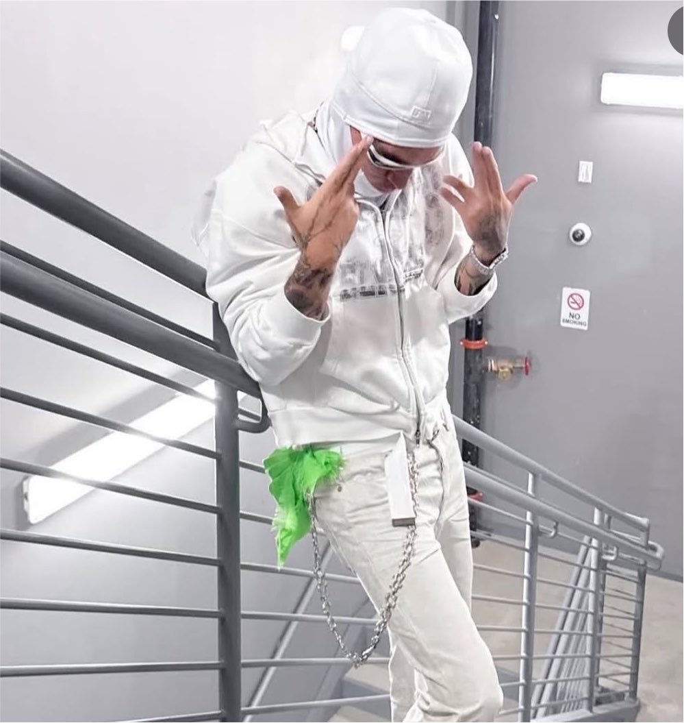 McginnCentral's tweet photo. Yeats wore all white in every show so far… 👀 #COCOON https://t.co/JhMUahRjqj