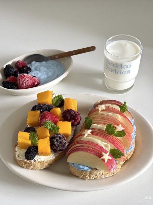 lunecrumbss's tweet photo. a whimsical little breakfast https://t.co/WRl1lWrfto