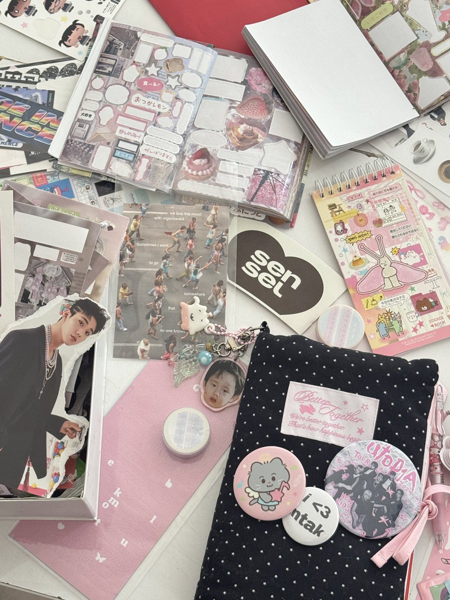 etoileflorale's tweet photo. scrapbooking &amp; cookies date ⸜(｡˃ ᵕ ˂ )⸝♡ @gaonbb https://t.co/alSSXWR8jd