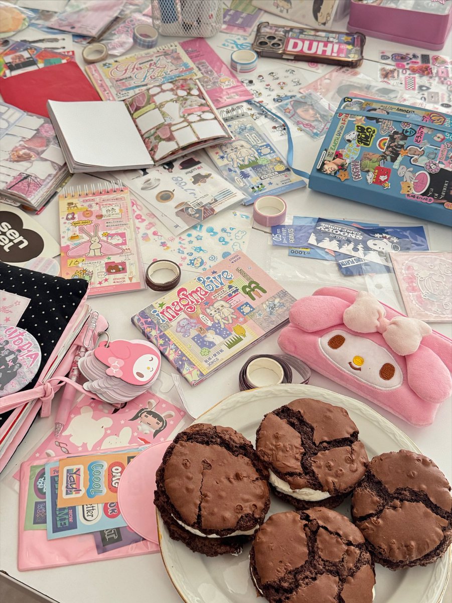 etoileflorale's tweet photo. scrapbooking &amp; cookies date ⸜(｡˃ ᵕ ˂ )⸝♡ @gaonbb https://t.co/alSSXWR8jd