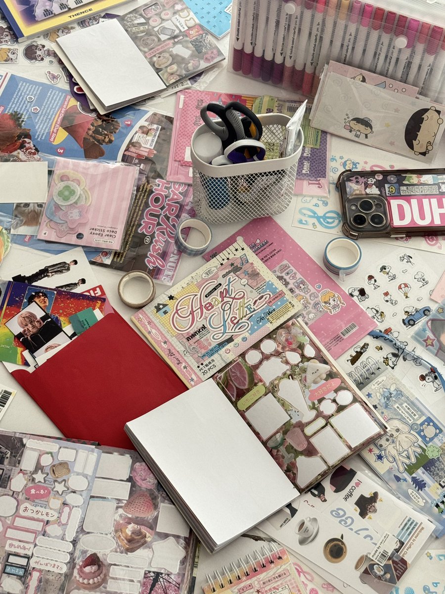 etoileflorale's tweet photo. scrapbooking &amp; cookies date ⸜(｡˃ ᵕ ˂ )⸝♡ @gaonbb https://t.co/alSSXWR8jd