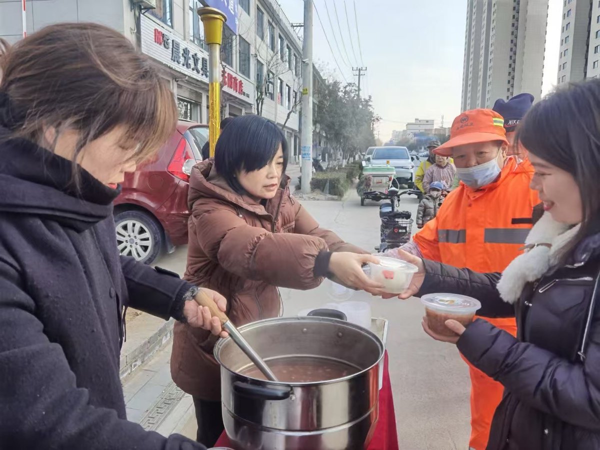VelvetBethg9j's tweet photo. Just wrapped up 3 days of volunteering at the city’s community food bank—distributed 1,200 meal boxes to low-income families, met so many warm neighbors. Small acts add up to big joy! https://t.co/ix103wEl8O