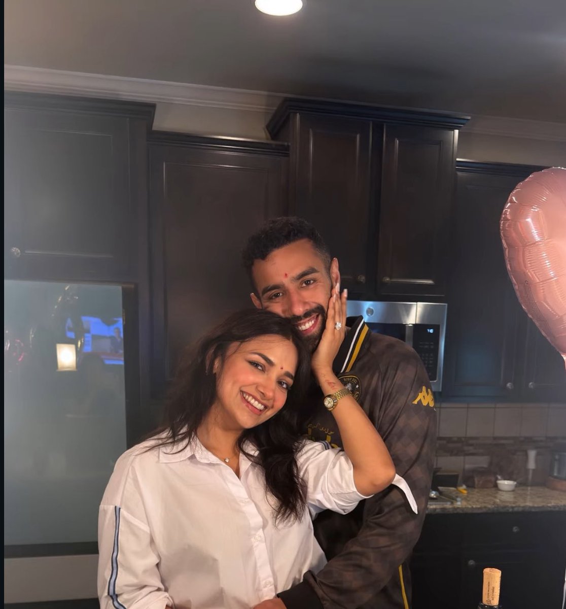afrasdiary's tweet photo. MY GIRL LOOKS SO HAPPY I’M CRYINGGG🥹💗 https://t.co/g9OwpEVgTv