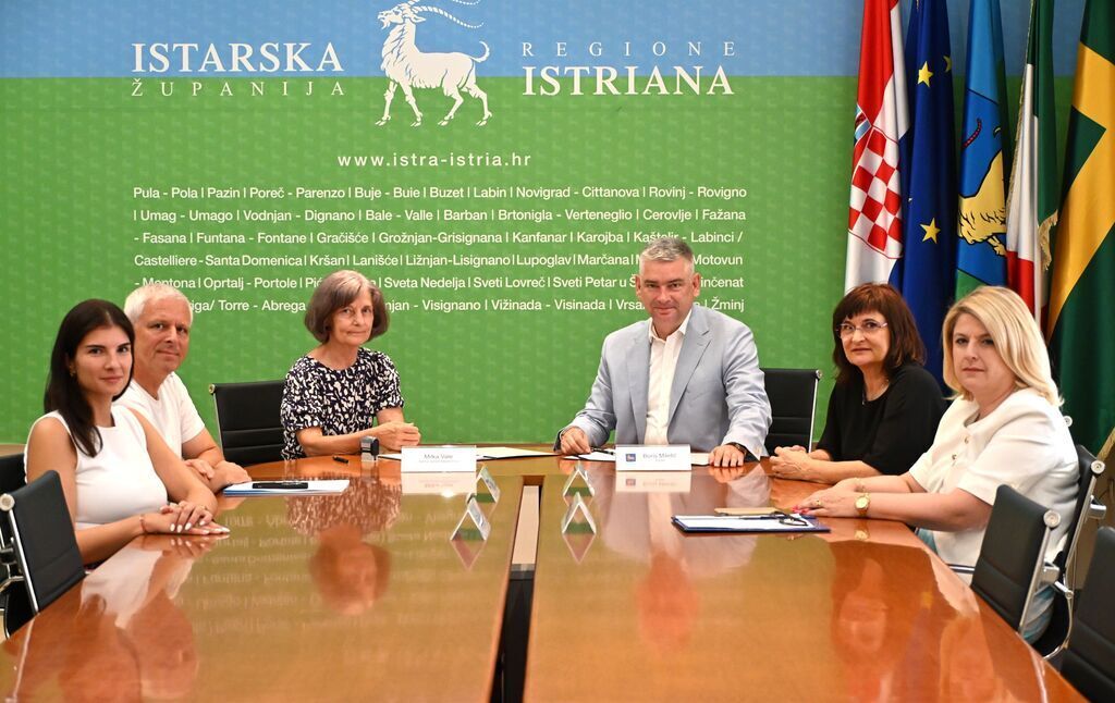 vodnjanski's tweet photo. Potpisan ugovor za buduću Banku hrane Istarske županije: ključan korak prema solidarnijoj i održivijoj Istri 

VIŠE U ČLANKU:
https://t.co/oyo6CGPn6D https://t.co/cWmiP5tsHz