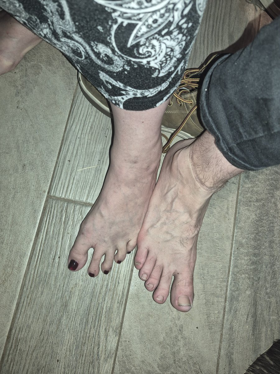 TallTexasChick's tweet photo. My foot conpared to a men's size 15. https://t.co/phioL0ldAq
