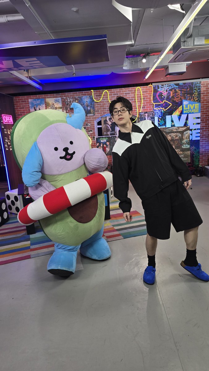 avocean_GMMTV's tweet photo. #แกงเขวว๋านไก่ พิ่บี๋เปลี่ยนปัยยย 🤪
@BABII_GMMTV @off_tumcial 
#AVOCEAN
#GMMTVLiveHouse https://t.co/RFV3fHBoJI
