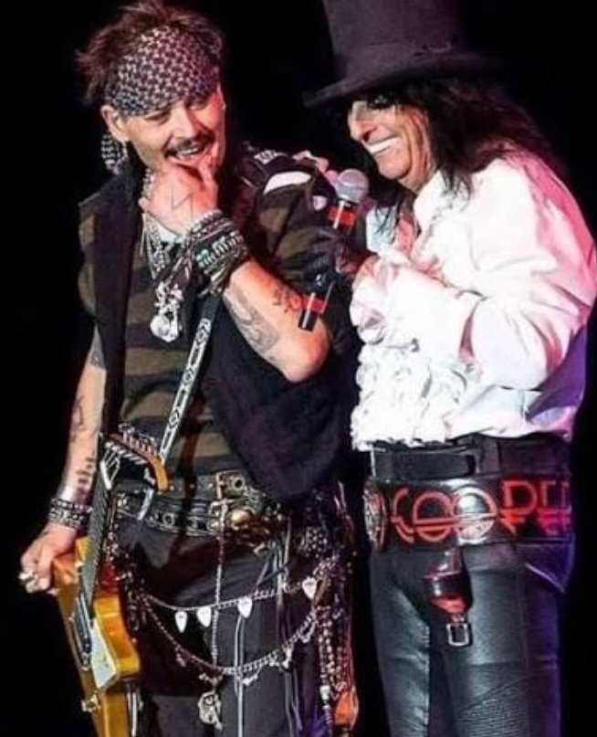 Savvy_CapJackie's tweet photo. “He’s a very smart guitar player. He plays a bit like Keith Richards. That feel — it’s the feel that you can’t teach. And he had it, man, all the way. And still does.”
~ Alice Cooper about #JohnnyDepp

https://t.co/0ImlOeUp02 https://t.co/EnpCGl3JcY