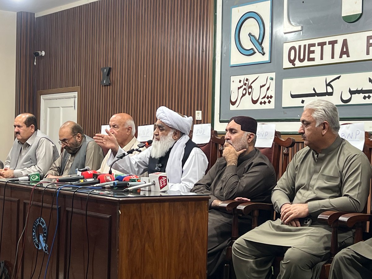 juipakofficial's tweet photo. پریس کلب کوئٹہ: امیرِ جمعیت علمائے اسلام صوبہ بلوچستان، سینیٹر مولانا عبدالواسع صاحب، آل پارٹیز کے رہنماؤں کے ہمراہ بلوچستان کی موجودہ مخدوش صورتحال اور بڑھتی ہوئی بدامنی کے حوالے سے پریس کانفرنس کر رہے ہیں۔ https://t.co/mQtdN9yrQS