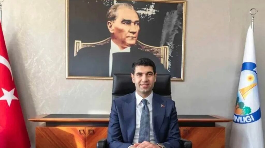 velevnews's tweet photo. Aziz İhsan Aktaş davasında tutukluluk incelemesini yapan mahkeme, Avcılar Belediye Başkanı Utku Caner Çaykara ile Seyhan Belediyesi Temizlik İşleri Müdürü Özcan Zenger’in yurt dışına çıkış yasağı şartıyla tahliyesine karar verdi. Diğer 5 sanığın tutukluluk hallerinin devamına hükmedildi.

Detaylar @velevpress'te...